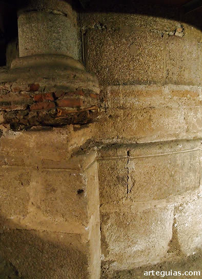 Base de pilares y columnas que se pueden ver dentro de la Cripta