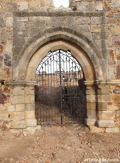 Puerta occidental del castillo de Medell&iacute;n