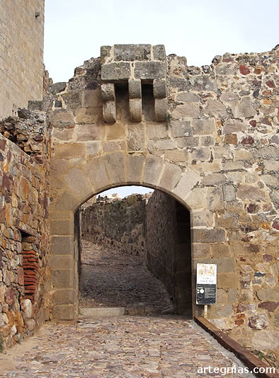 Puerta del recinto del castillo