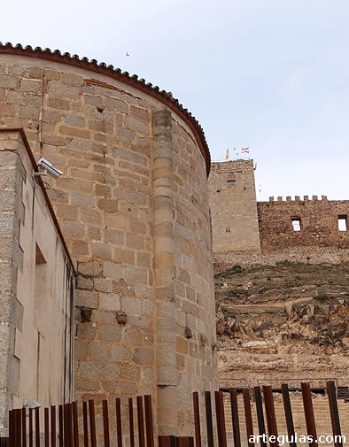 La iglesia de Santiago en primer plano y, al fondo, el castillo