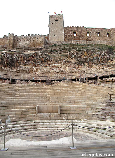 Teatro romano y castillo