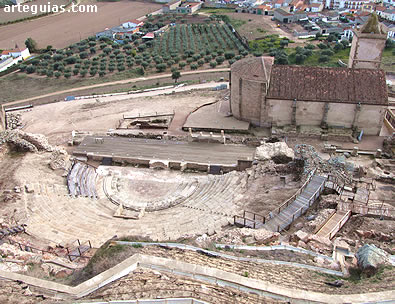 Vista desde el castillo de Medell&iacute;n del teatro romano y la iglesia rom&aacute;nica de Santiago