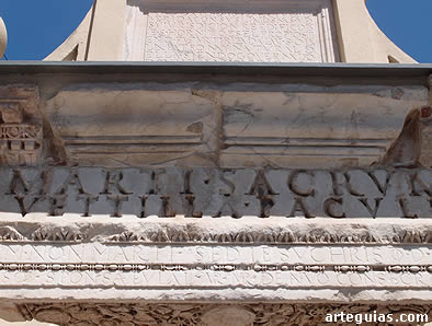 Inscripci&oacute;n en lat&iacute;n del templo de Marte consagrado por "Vettilia, esposa de P&aacute;culo"