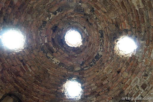 C&uacute;pula de ladrillo con lucernarios