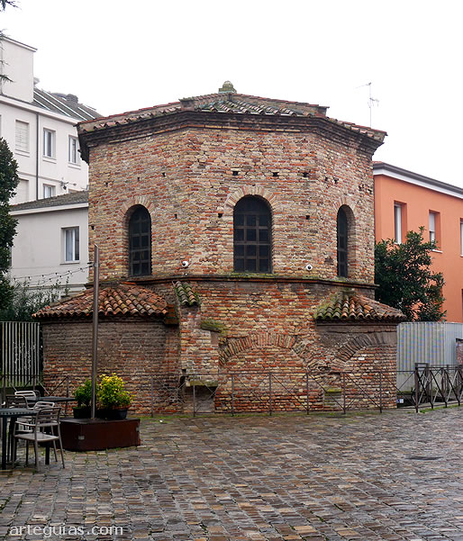 Baptisterio Arriano de R&aacute;vena,