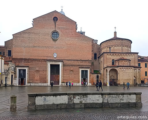 Catedral de Padua: fachada y a la derecha el bapstisterio