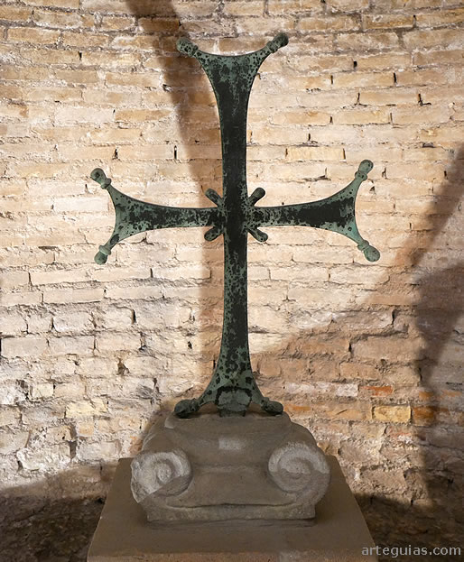 Cruz de bronce del siglo VII en el interior del Baptisterio Neoniano