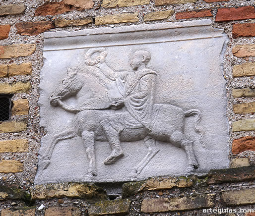 Relieve de piedra en el exterior