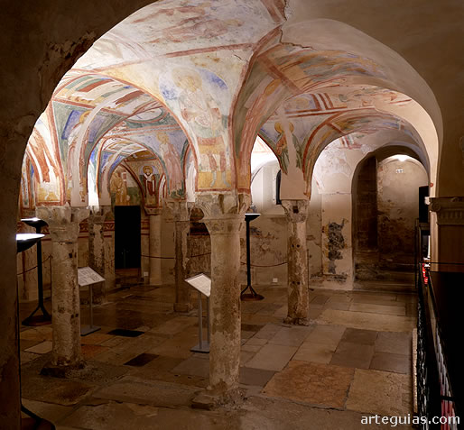 Cripta con pinturas bajo la bas&iacute;lica