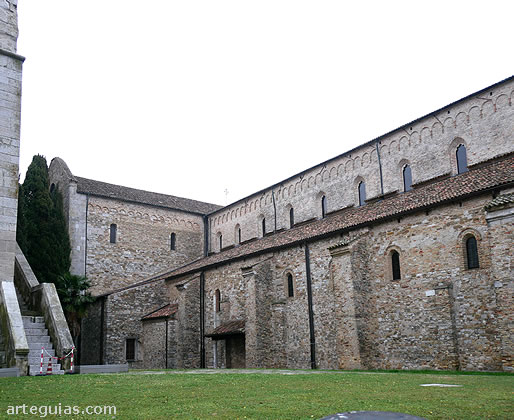 Nave lateral norte y transepto de la bas&iacute;lica de Aquilea