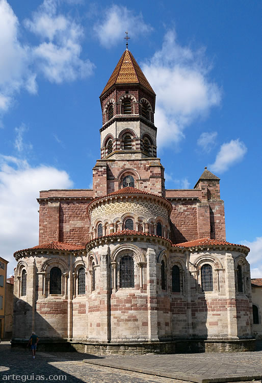 Bas&iacute;lica de Brioude vista desde el este