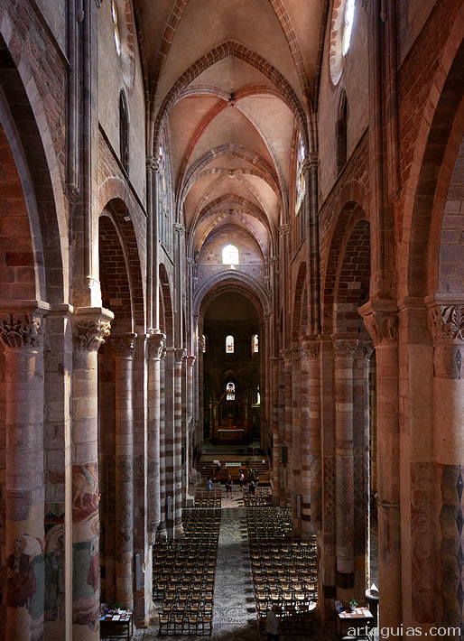 Interior de la bas&iacute;lica de Brioude, Francia