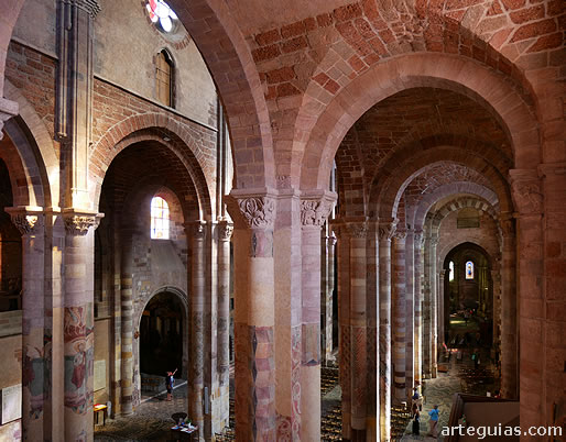 Las naves de la bas&iacute;lica de Brioude desde la Capilla de San Miguel