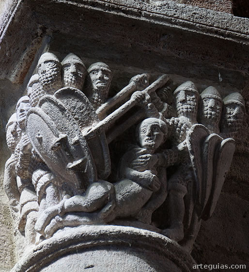 Capitel con un combate entre soldados de infanter&iacute;a