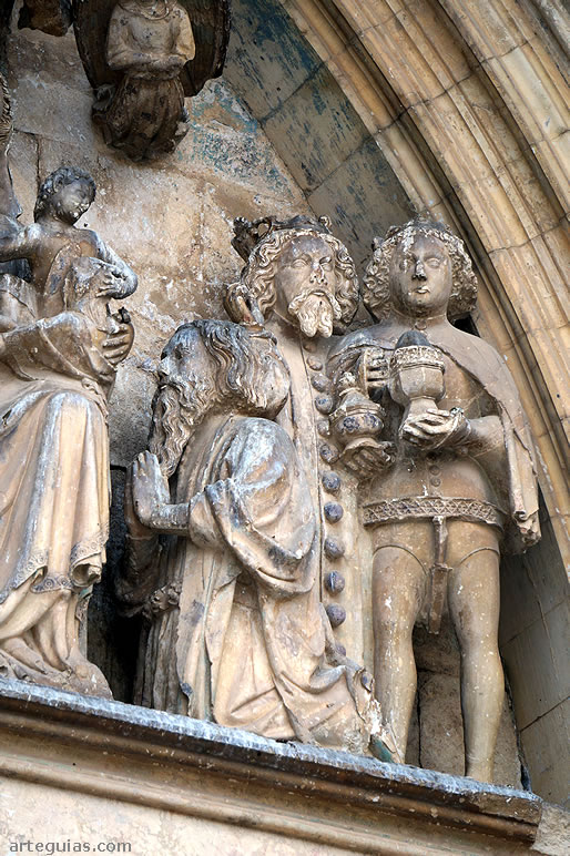 Bas&iacute;lica de Castell&oacute; d'Emp&uacute;ries: Detalle del t&iacute;mpano de la portada occidental