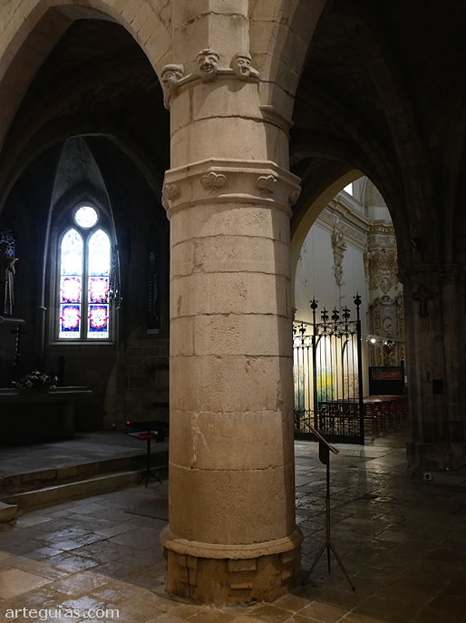 Interior de la Bas&iacute;lica de Castell&oacute; d'Emp&uacute;ries