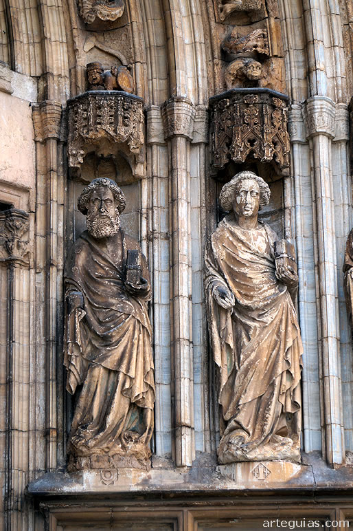 Dos de los ap&oacute;stoles de la portada g&oacute;tica