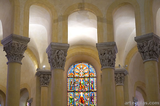 Columnas de separaci&oacute;n entre la capilla mayor y la girola