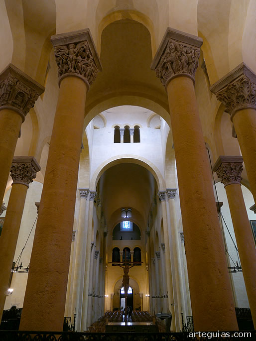 La Bas&iacute;lica de Notre-Dame-du-Port de Clermont-Ferrand desde el deambulatorio