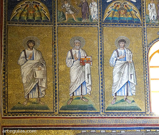 En el registro intermedio de San Apolinar, los mosaicos representan profetas y santos