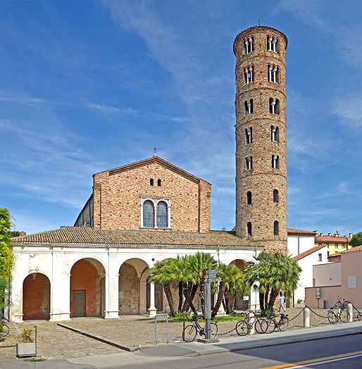 Fachada occidental y campanario