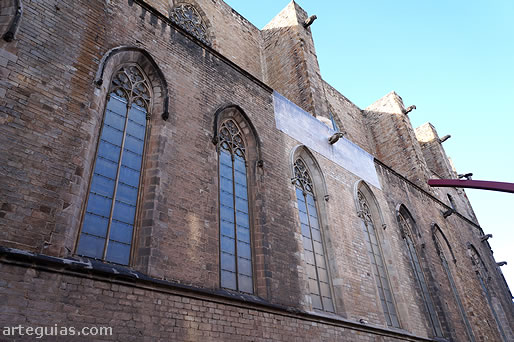 Bas&iacute;lica de Santa Mar&iacute;a del Mar, Barcelona: ventanales de una de las naves laterales
