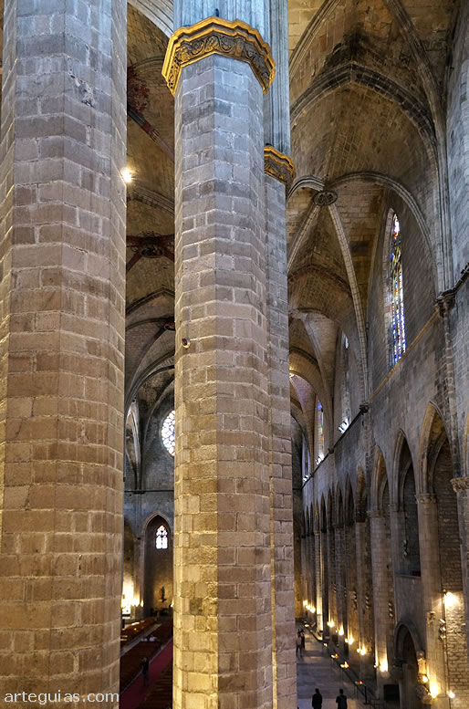 Pilares que sujetan los arcos cruceros de las b&oacute;vedas de la cabecera