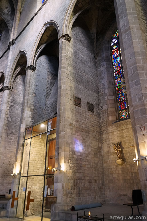 Aspecto de las estrechas y numerosas capillas laterales