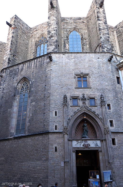 La cabecera con la puerta g&oacute;tica abierta en ella