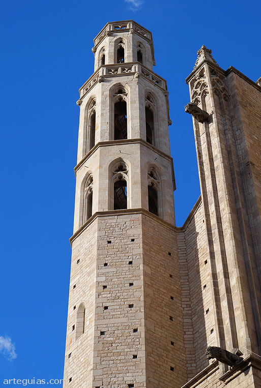 Una de la torres campanario de la Bas&iacute;lica de Santa Mar&iacute;a del Mar, Barcelona