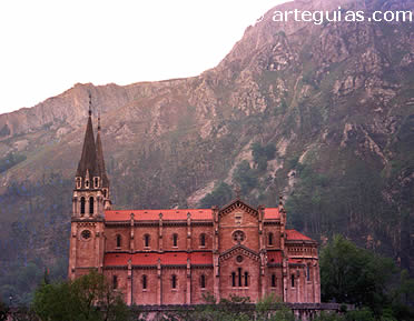 La Bas&iacute;lica de Covadonga se construy&oacute; en uno de los parajes m&aacute;s bellos de toda Asturias