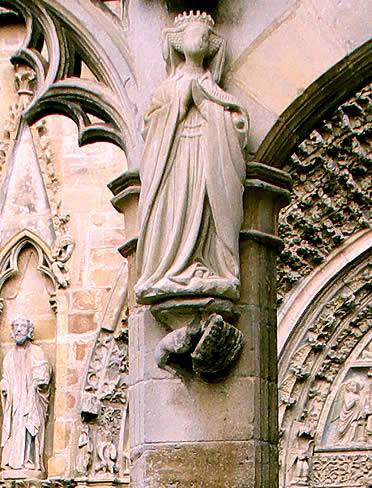 Estatua de Blanca I de Navarra en el p&oacute;rtico de la iglesia de Santa Mar&iacute;a de Olite
