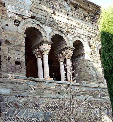 P&oacute;rtico de la iglesia de Santa Mar&iacute;a de Serrabona (Rosell&oacute;n)