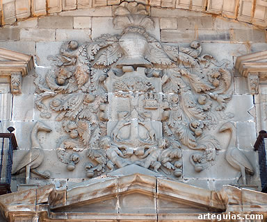 Escudo nobiliario sobre la puerta