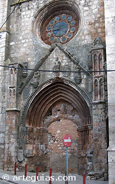 Portada g&oacute;tica de la colegiata de Roa