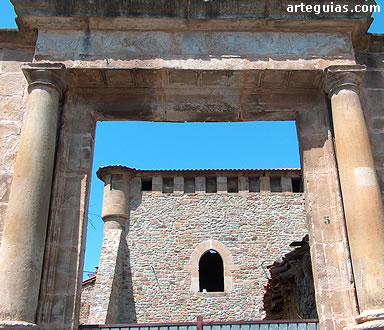 Puerta de entrada a la citada torre