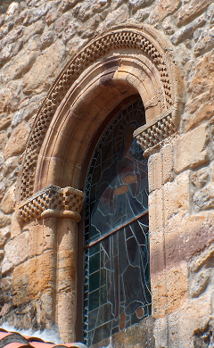 Ventanal rom&aacute;nico en la iglesia de El Tejo