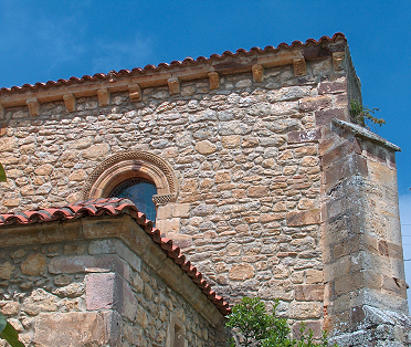 Cabecera de la iglesia de El Tejo, cerca de San Vicente de la Barquera
