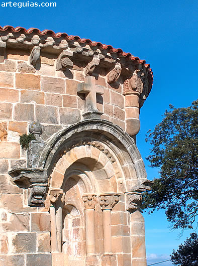 Bareyo: detalle del &aacute;bside de la iglesia rom&aacute;nica