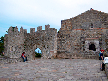 Muralla e iglesia de Santa Mar&iacute;a de los &Aacute;ngeles de San Vicente de la Barquera