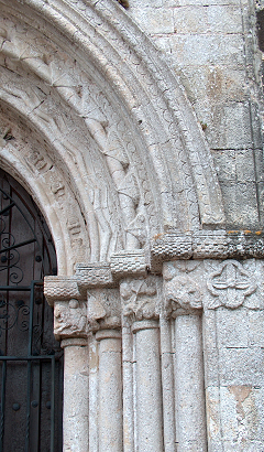 Columnas y arquivoltas de la puerta occidental