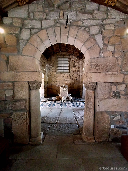 Arco triunfal de herradura con grandes impostas y salmeres