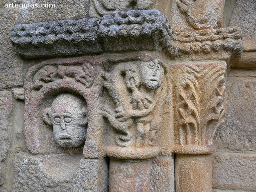 Detalle escult&oacute;rico de capiteles. Puerta de la Capilla de Granjinha, Chaves (Portugal)