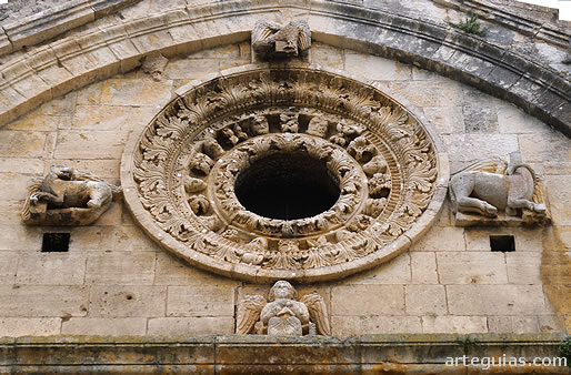 Capilla de San Gabriel de Tarasc&oacute;n: &oacute;culo con mucha decoraci&oacute;n