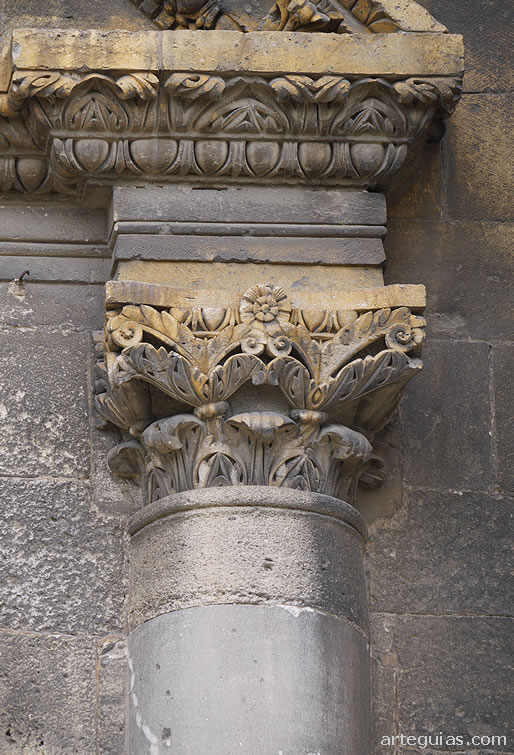 Capilla de San Gabriel de Tarasc&oacute;n: columna corintia