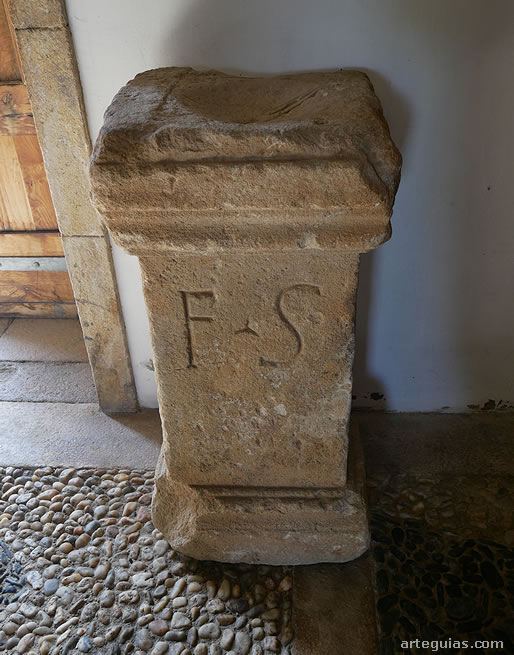 Pieza romana en el interior de la capilla
