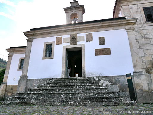 Exterior moderno de la capilla