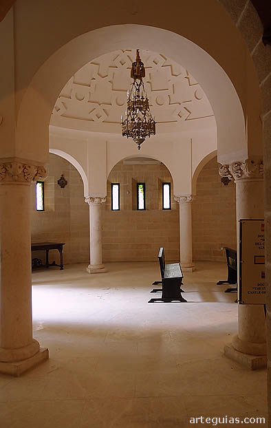 Capilla historicista del Castillo de Almod&oacute;var del R&iacute;o