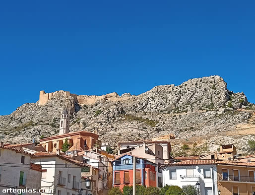 El castillo desde la localidad de Castellote