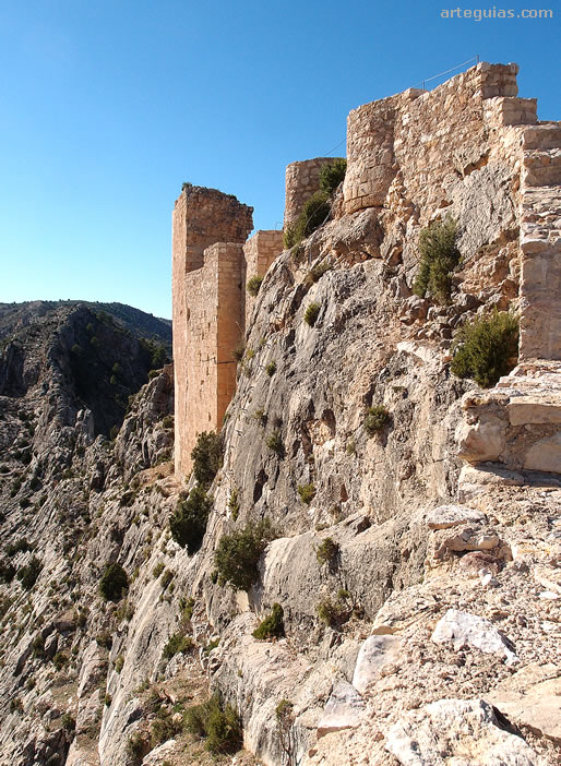 Lienzos meridionales del castillo turolense de Castellote